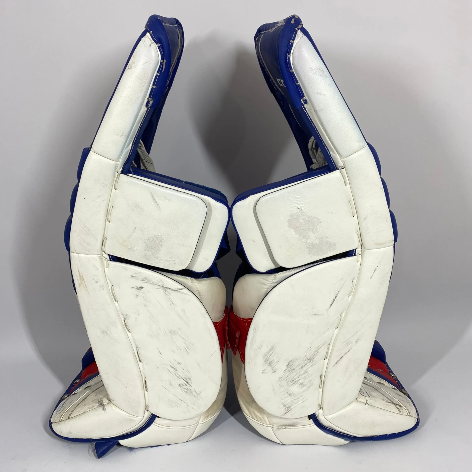 CCM Extreme Flex IV - Used Pro Stock Goalie Pads - Full Set (White/Blue/Red) 3 CCM Extreme Flex IV - Used Pro Stock Goalie Pads - Full Set (White/Blue/Red) - Image 3